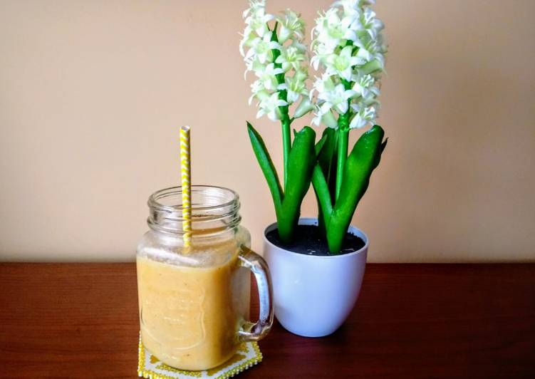 Smoothie tropical con agua de coco