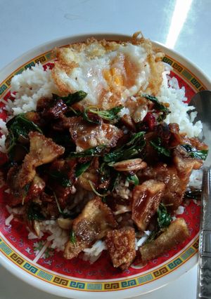 รูปของ กระเพราหมูกรอบไข่ดาว
