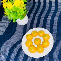 A picture of Besan ladoo.