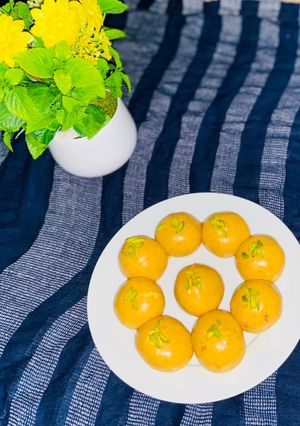 A picture of Besan ladoo.