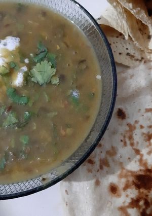 A picture of Mha-Chane ki daal with chppati.