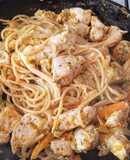 Spaghetti con pollo salteado