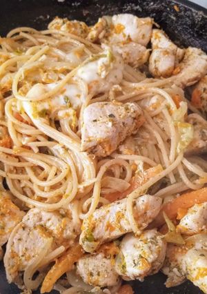 Una foto de Spaghetti con pollo salteado