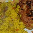Cerdo con hierbas frescas, especiado con arroz amarillo