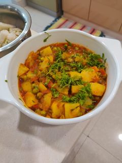 आलू मटर (Aloo matar recipe in Hindi) रेसिपी मुख्य फोटो
