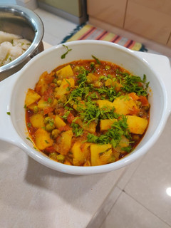 आलू मटर (Aloo matar recipe in Hindi) रेसिपी मुख्य फोटो