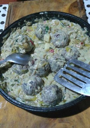 Una foto de Albóndigas a la crema de verdeo en disco