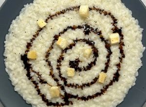 Foto di Risotto al parmigiano con glassa di aceto balsamico