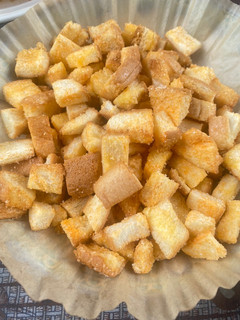 A picture of ขนมปังกรอบอบชีส.