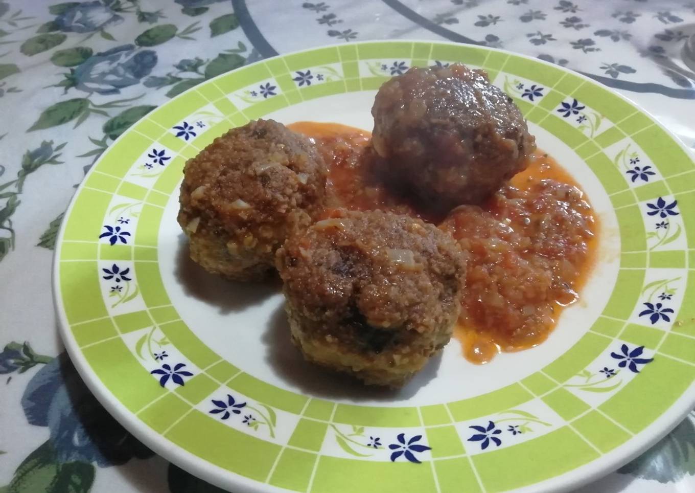 Albóndigas de carne mixta con salsa de tomate liviana