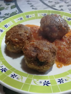 Una foto de Albóndigas de carne mixta con salsa de tomate liviana