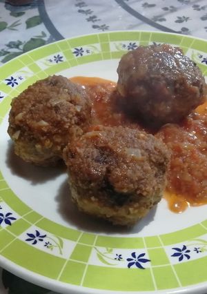 Una foto de Albóndigas de carne mixta con salsa de tomate liviana