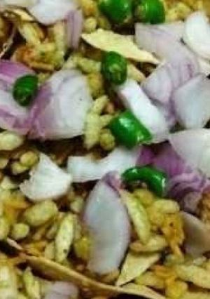 A picture of Papad cone chaat.