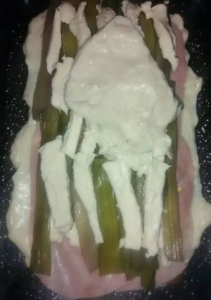 Una foto de Pencas de acelga con jamón, queso y salsa blanca