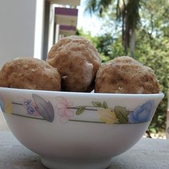 A picture of Red rice laddoo / kaikuththal arisi urundai.