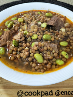 Una foto de Lentejas con costillas y edamame al tomillo