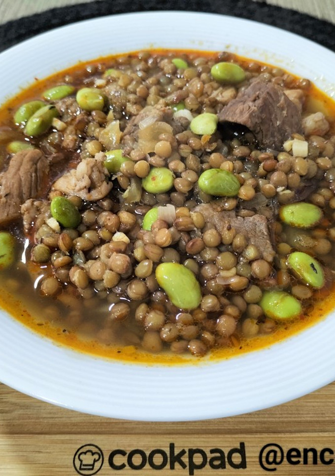 Una foto de Lentejas con costillas y edamame al tomillo