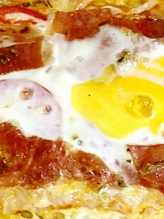 Una foto de Pizza casera de jamón serrano