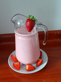 Una foto de Licuado de fresa con leche 🍓⚱