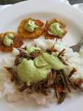 Carne mechada con arroz y tostones
