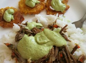 Una foto de Carne mechada con arroz y tostones