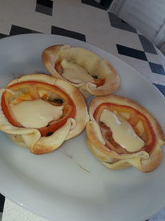 Una foto de Canastitas de acelga, tomate y queso