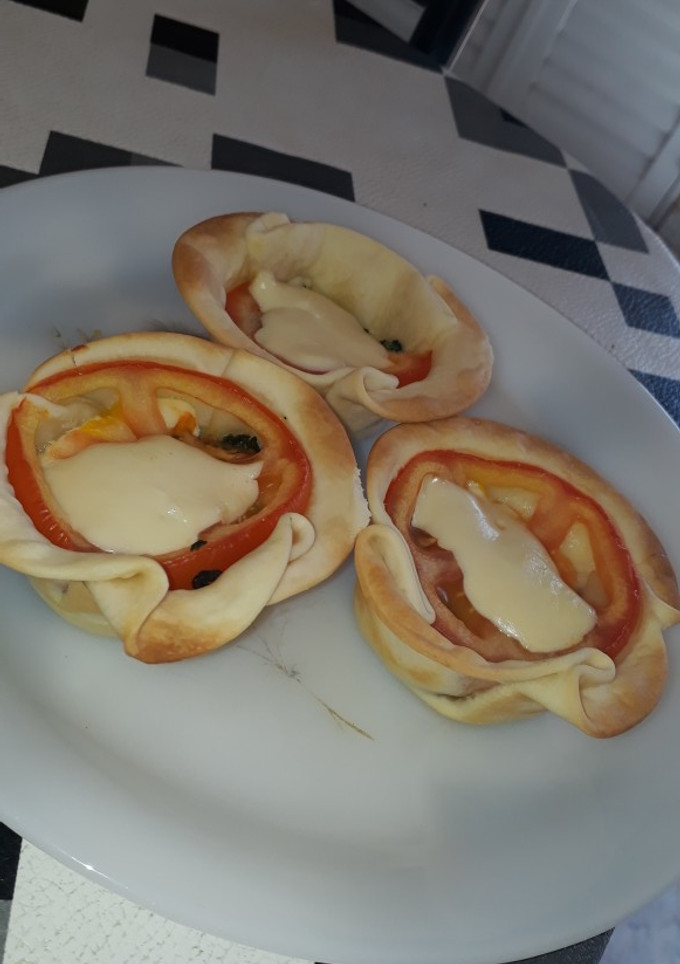 Una foto de Canastitas de acelga, tomate y queso