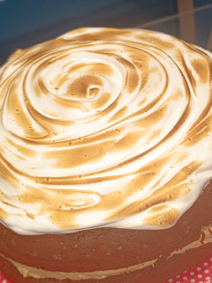 Una foto de Tarta de chocolate con buttecream de toffee y merengue suizo
