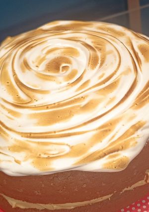 Una foto de Tarta de chocolate con buttecream de toffee y merengue suizo