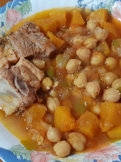 Una foto de Garbanzos con calabaza especiada y costillas
