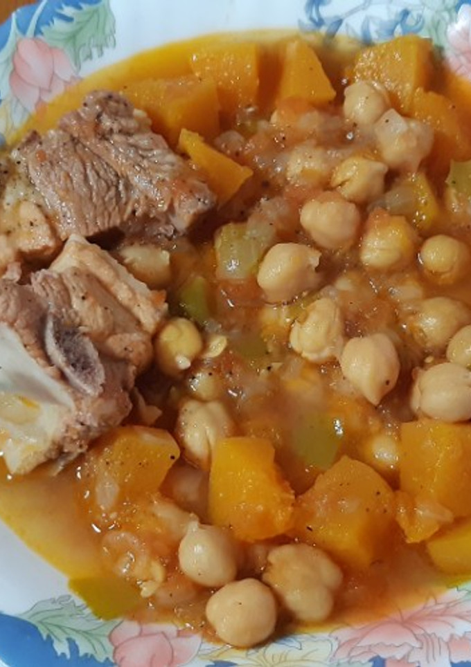 Una foto de Garbanzos con calabaza especiada y costillas
