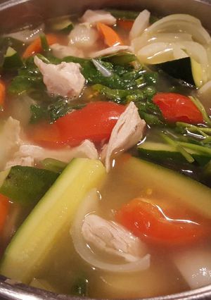 Una foto de Caldo de pollo con vegetales