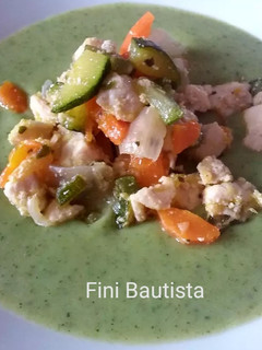 Una foto de Crema de calabacín con pollo