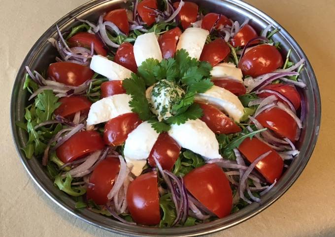 Salade de roquette aux tomates divinina,oignon rouge et mozzarella di buffala
