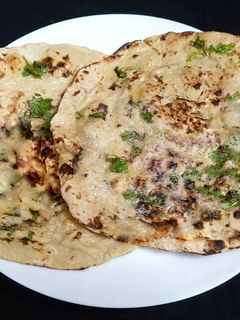 बटरवाली तंदूरी रोटी (Butter tandoori roti recipe in marathi) रेसिपी चे मुख्य फोटो 