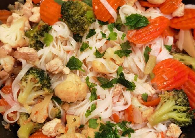 Ужин импровизация. Рисовая лапша с овощами и курицей