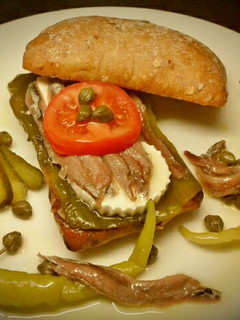 Una foto de Chapata de pimiento asado, queso de Burgos y anchoas