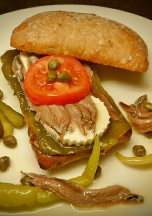 Foto principal de Chapata de pimiento asado, queso de Burgos y anchoas