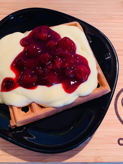 Vaníliás gofri rote grützével recept fotója