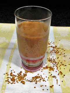 Una foto de Batido de ciruelas pasas con polen de abejas y bebida vegetal de avellanas - veggie