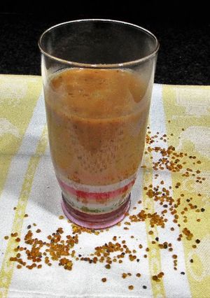 Foto principal de Batido de ciruelas pasas con polen de abejas y bebida vegetal de avellanas - veggie