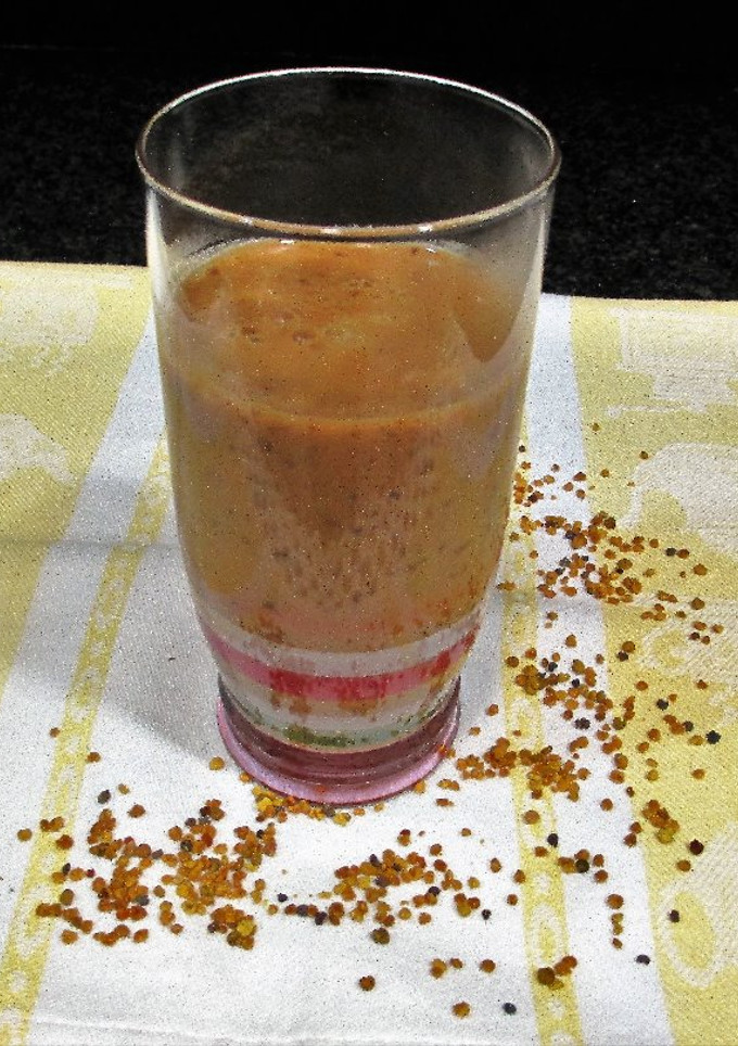 Una foto de Batido de ciruelas pasas con polen de abejas y bebida vegetal de avellanas - veggie