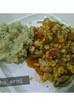 Foto resep Telur siram tumis tahu dengan mashed potato