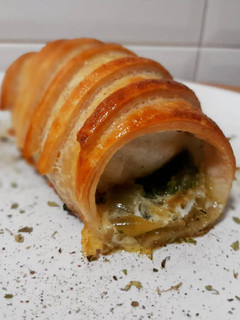 Una foto de Hojaldre de rape con espinacas y cebolla