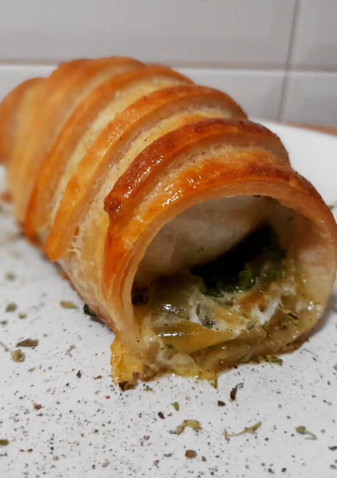 Una foto de Hojaldre de rape con espinacas y cebolla