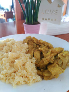 Una foto de Pollo al curry con cuscús
