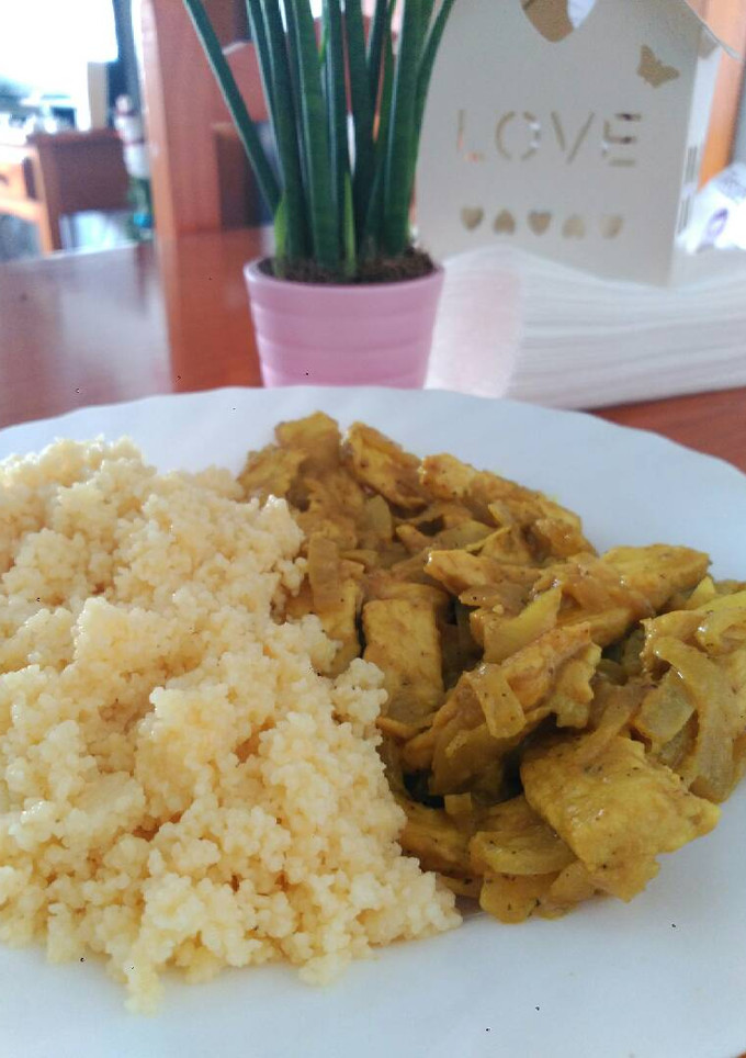 Una foto de Pollo al curry con cuscús