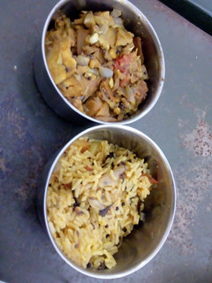 பயணம் தக்காளி சாதம் வாழைகத்தரி பிரட்டல் (Thakkali satham recipe in tamil) செய்முறை முக்கிய புகைப்படம்