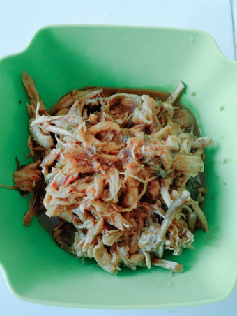 Bagaimana Menyiapkan Ayam suwir pedas manis yang Bisa Manjain Lidah