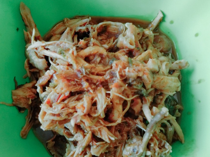 Bagaimana Menyiapkan Ayam suwir pedas manis yang Bisa Manjain Lidah